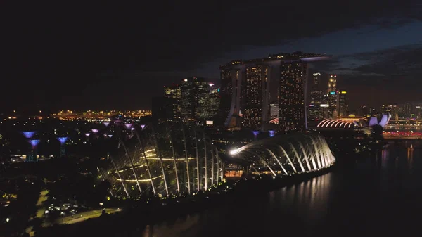 Luchtfoto van Singapore naar beneden stadsgebied in nachttijd. Schot. Bovenaanzicht van Singapore bij nacht — Stockfoto