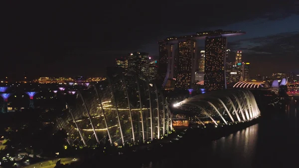 Luchtfoto van Singapore naar beneden stadsgebied in nachttijd. Schot. Bovenaanzicht van Singapore bij nacht — Stockfoto