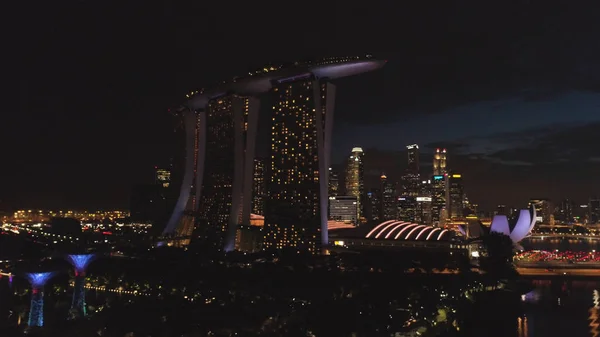 Пташиного польоту Сінгапур вниз область міста в нічний час. Постріл. Вид зверху Сінгапуру вночі — стокове фото