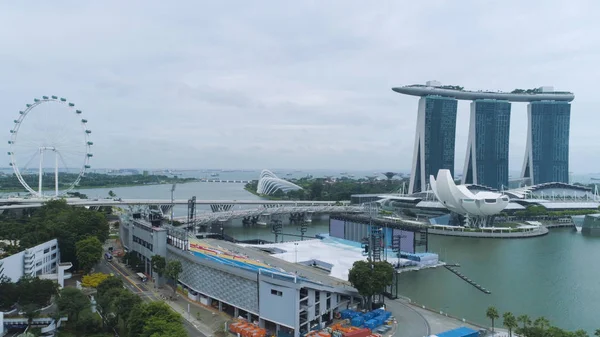 Panorama del hotel con noria en Singapur. Le dispararon. Elementos de diseño del complejo de ruedas de observación Singapore Flyer — Foto de Stock