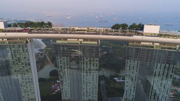 Vista superior del famoso hotel en Singapur. Le dispararon. Marina Bay Sands es uno de los hoteles de lujo más famosos de Singapur con impresionantes vistas de la ciudad desde la cima — Foto de Stock