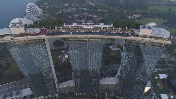 Pohled shora na slavný hotel v Singapuru. Střela. Marina Bay Sands je jedním z nejslavnějších luxusní hotel v Singapuru s dech beroucí pohled na město z vrcholu — Stock fotografie