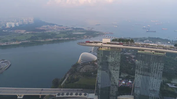 Bovenaanzicht van het beroemde hotel in Singapore. Schot. Marina Bay Sands is een van de beroemdste luxehotel in Singapore met adembenemend uitzicht op de stad vanaf de top — Stockfoto