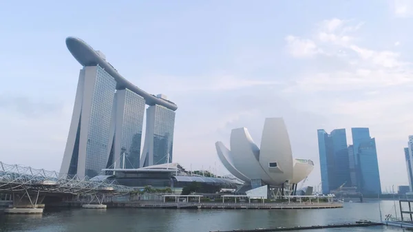 Mooie bovenaanzicht van het beroemde Singapore Marina Bay Sands hotel. Schot. Drie hight hotel torens en een zwembad boven. Moderne stedelijke architectuur — Stockfoto