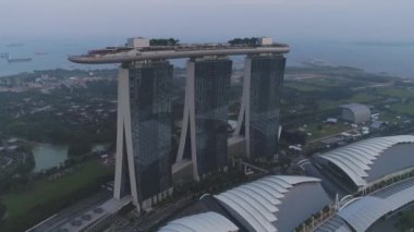 Ünlü Singapur Marina Bay Sands otelinin güzel üstten görünüm. Vurdu. Üç yükseklik otel kuleleri ve üst bir yüzme havuzu. Modern kentsel mimari