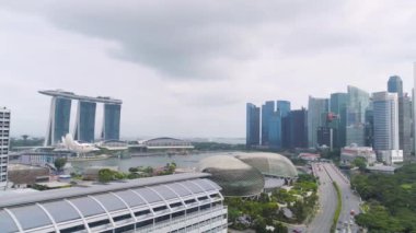 Singapur - Haziran, 2018: Hava görünümünü Singapur şehir alanı aşağı. Vurdu. Singapur gökdelenlerin üstten görünüm