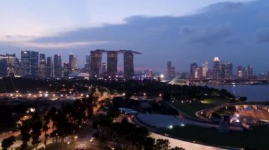 Alacakaranlık zaman kum Sky Park Singapur cityscape üstten görünüm. Vurdu. Akşam Singapur üstten görünüm
