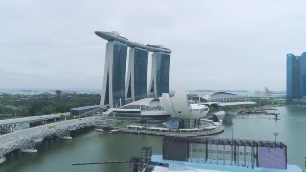 Вид зверху Marina Bay Sands hotel. Постріл. Вид з даху Топ басейн у новому готелі Marina Bay Sands раннього ранку, Сінгапур — стокове відео