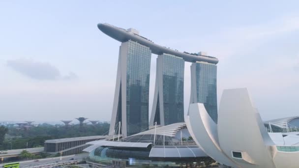 Hermosa vista superior del famoso hotel de Singapur Marina Bay Sands. Le dispararon. Tres torres de hotel de altura y una piscina en la parte superior. Arquitectura urbana moderna — Vídeos de Stock