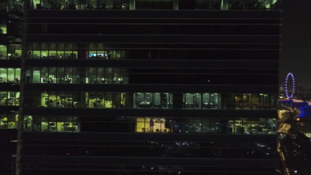 Edifici per uffici commerciali esterni. Gli hanno sparato. Vista notturna ai grattacieli. Vista dall'alto dell'edificio per uffici di notte — Video Stock