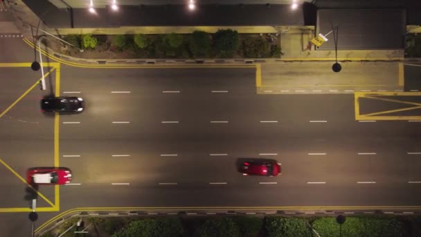 Vista superior de los coches de conducción en la ciudad por la noche. Le dispararon. Hermosa vista de la vida nocturna de una gran metrópolis. Concepto de vida nocturna — Vídeo de stock