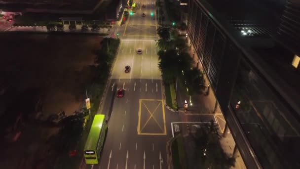 Singapore - Juni 2018: Draufsicht auf fahrende Autos in der Stadt bei Nacht. Schuss. Schöne Aussicht auf das Nachtleben einer Großstadt. Konzept des Nachtlebens — Stockvideo