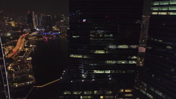 Noche Singapur vista superior paisaje panorámico. Le dispararon. Vista superior de los edificios de oficinas en Singapur por la noche. Singapur vida nocturna vista — Vídeos de Stock