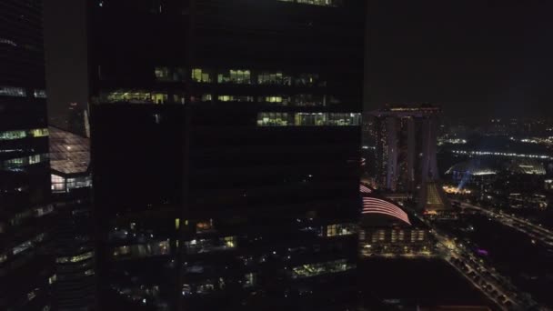 Νύχτα Σιγκαπούρη κάτοψη πανοραμικό τοπίο. Βολή. Κάτοψη των κτιρίων γραφείων στη Σιγκαπούρη το βράδυ. Σιγκαπούρη νυχτερινή ζωή άποψη — Αρχείο Βίντεο