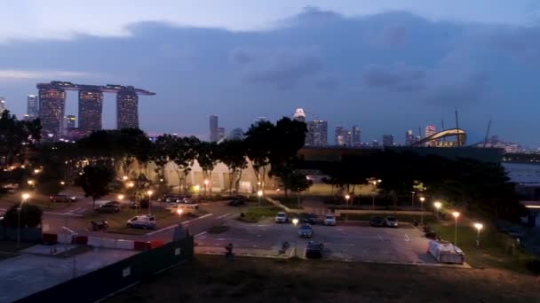 Ovanifrån av stadsbilden på Sand Sky Park Singapore twilight som helst. Skott. Ovanifrån av Singapore på kvällen — Stockvideo