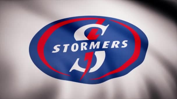 Vajande i vinden flagga med symbolen för rugbylaget Stormers. Sports koncept. Endast för redaktionellt bruk — Stockvideo
