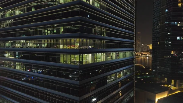 Edificios de oficinas comerciales exteriores. Le dispararon. Vista nocturna en rascacielos. Vista superior del edificio de oficinas por la noche — Foto de Stock