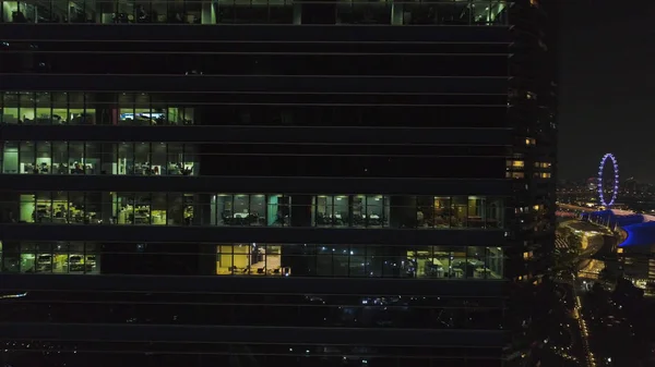 Edificios de oficinas comerciales exteriores. Le dispararon. Vista nocturna en rascacielos. Vista superior del edificio de oficinas por la noche — Foto de Stock