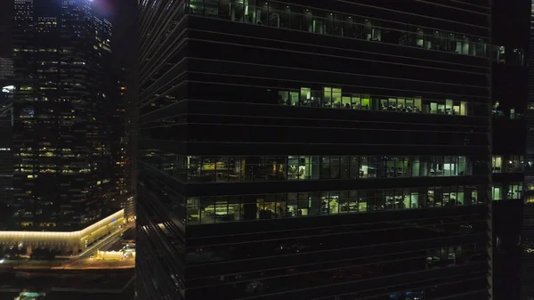 Éjszakai Szingapúr felülnézet panorámás tájat. Lövés. Felülnézet irodaházak Szingapúrban éjjel. Szingapúri éjszakai élet megtekintése — Stock Fotó