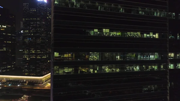 Noční krajina panoramatický pohled shora, Singapur. Střela. Pohled shora kancelářských budov v Singapuru v noci. Singapur noční život pohled — Stock fotografie