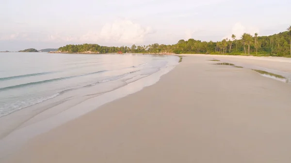 Εναέρια αμμουδιά. Βολή. Κάτοψη του μια όμορφη αμμώδη παραλία εναέρια με τα μπλε κύματα τροχαίο σε ακτή. Θέα πάνω από την πανέμορφη αμμώδη παραλία της θάλασσας — Φωτογραφία Αρχείου
