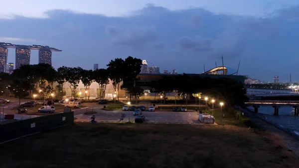 Bovenaanzicht van stadsgezicht in Sand Sky Park Singapore twilight tegelijk. Schot. Bovenaanzicht van Singapore in de avond — Stockfoto