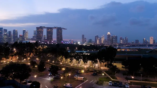 Bovenaanzicht van stadsgezicht in Sand Sky Park Singapore twilight tegelijk. Schot. Bovenaanzicht van Singapore in de avond — Stockfoto