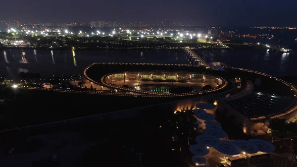 Вид зверху на фонтани в парку в Сінгапурі. Постріл. Сінгапур Сіті горизонт вночі та подання Marina Bay View Топ — стокове фото