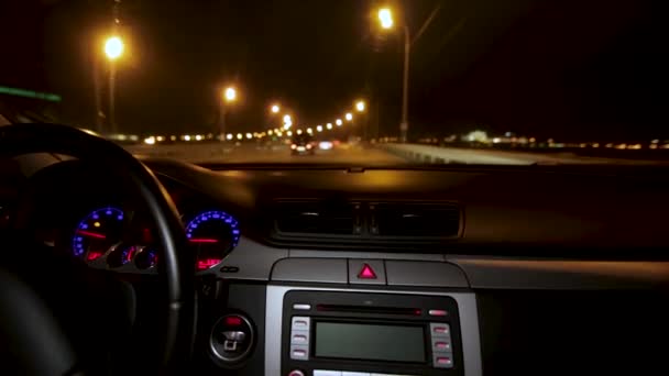 Guida in time lapse notturna. Timelapse di guida di notte con macchina fotografica in auto. L'uomo guida nel salone di auto sulla superstrada ad alta velocità di notte, time lapse. Guida notturna — Video Stock