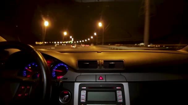Bilkörning på natten. Köra bil i staden vyn från insidan. Timelapse av mörkerkörning med kamera i bil — Stockvideo