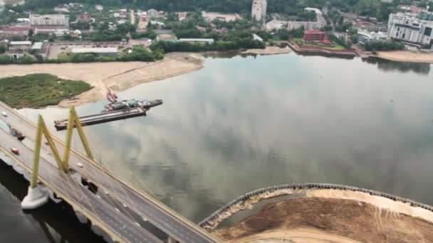 DRONY názor auto na moderní silniční most a loď plovoucí na říční vody. Letecký pohled na úžasné Zavěšený most a řízení auta — Stock video
