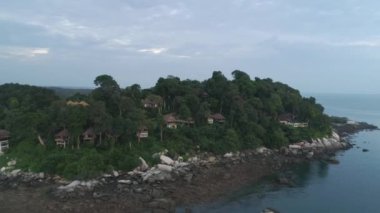 Havadan görünümü güzel Adası'nın kıyı şeridi boyunca. Vurdu. Çam ağaçları kıyıları ve güzel mavi deniz ile yeşil ada