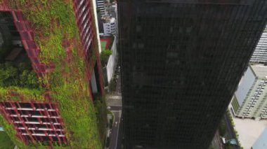 Singapur Oasia hotel havadan görünümü. Vurdu. Şehir merkezindeki Singapur gökdelenlerin hava