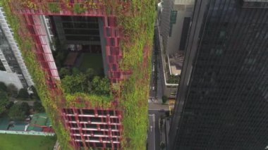 Singapur Oasia hotel havadan görünümü. Vurdu. Şehir merkezindeki Singapur gökdelenlerin hava