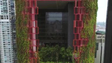 Singapore'deki/daki oteller güzel Oasia otel yakın çekim ile. Vurdu. Singapur s yoğun Central Business District kalbinde yeşil yemyeşil bir kule