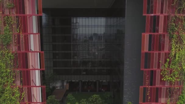 Hotel a Singapore con bellissimo primo piano Oasia Hotel. Gli hanno sparato. Una verdeggiante torre di verde nel cuore del denso Central Business District di Singapore — Video Stock