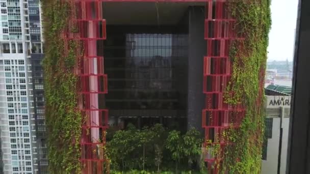 Hotels in singapore mit schönen oasia hotel close-up. Schuss. ein grüner Turm im Herzen des dichten Geschäftsviertels von Singapore — Stockvideo