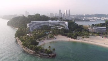 Singapur - Haziran, 2018: Palm Beach evleri üstten görünüm. Vurdu. En iyi görüş-in palmiye ağaçları ve lüks otel denize sıfır. Hava üstten görünüm manzara
