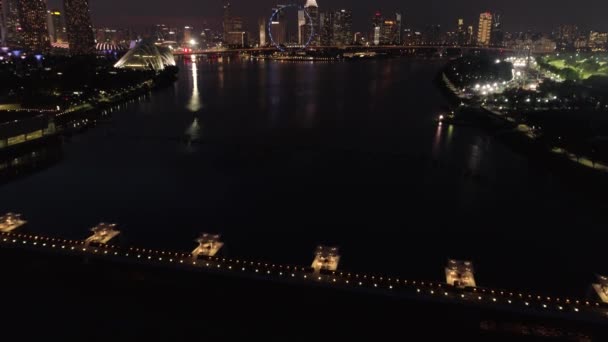 Vista superior del río en Singapur por la noche. Le dispararon. Vista alta de la ciudad del distrito financiero de Singapur y el edificio de negocios Ciudad de Singapur, Vista de la ciudad de Singapur desde el último piso del edificio del parque Sand Sky — Vídeo de stock