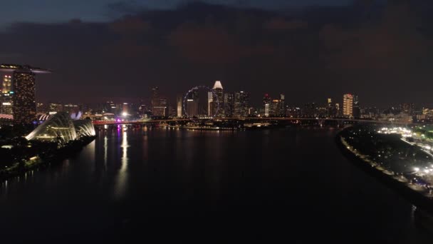 Vista superior del río en Singapur por la noche. Le dispararon. Vista alta de la ciudad del distrito financiero de Singapur y el edificio de negocios Ciudad de Singapur, Vista de la ciudad de Singapur desde el último piso del edificio del parque Sand Sky — Vídeos de Stock