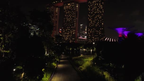 Pohled shora panoráma v písku Sky Park Singapuru v době soumraku. Střela. Pohled shora na Singapuru večer — Stock video