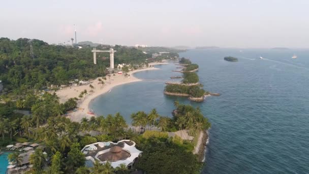 Playa con cocos, destino de viaje marítimo. Le dispararon. Vista superior del hermoso hotel junto al mar — Vídeos de Stock