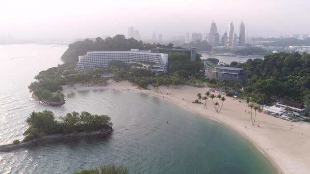 SINGAPORE - Giugno, 2018: Spiaggia con noci di cocco, destinazione di viaggio in mare. Gli hanno sparato. Vista dall'alto del bellissimo hotel sul mare — Video Stock