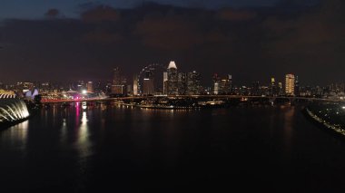 Üstten görünüm Singapur Nehri geceleri. Vurdu. Yüksek oda Singapur finans bölgesine ve iş Singapur City, Singapur kenti kum gökyüzü park binasının üst katında kurma