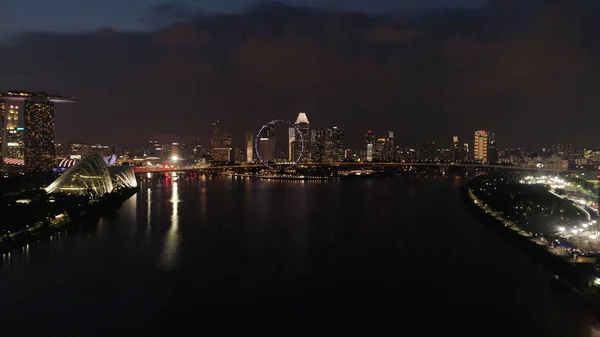 Bovenaanzicht van de rivier in Singapore's nachts. Schot. Hoge uitzicht op de stad van Singapore financiële wijk en het bedrijfsleven gebouw Singapore City, uitzicht op singapore stad vanaf de bovenste verdieping van zand Sky park gebouw — Stockfoto