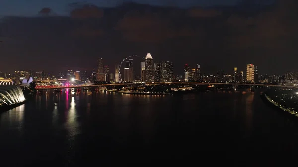 Top view of the river in Singapore at night. Shot. City high view of Singapore financial district and business building Singapore City, View of singapore city from top floor of Sand Sky park building — Stock Photo, Image