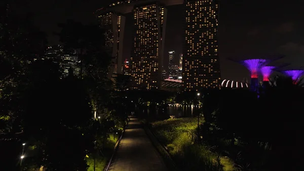 Vista superior del paisaje urbano en Sand Sky Park Singapore al atardecer. Le dispararon. Vista superior de Singapur por la noche — Foto de Stock