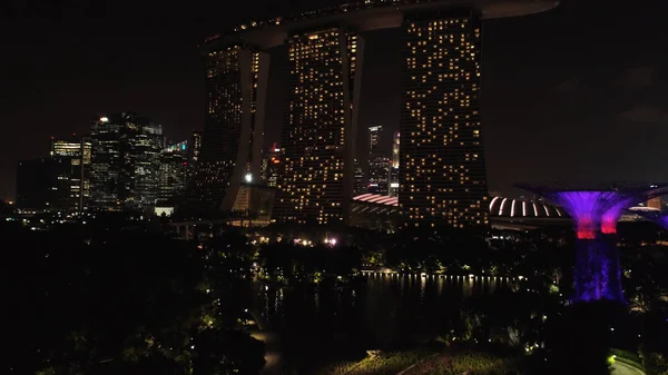 Bovenaanzicht van stadsgezicht in Sand Sky Park Singapore twilight tegelijk. Schot. Bovenaanzicht van Singapore in de avond — Stockfoto