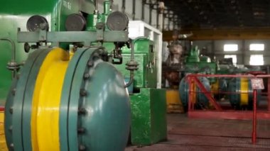 Fabrika iç yapı inşaat. Modern endüstriyel bina. Ekipman ve boru olarak Endüstri termik santral içinde buldum. Endüstriyel arka plan.