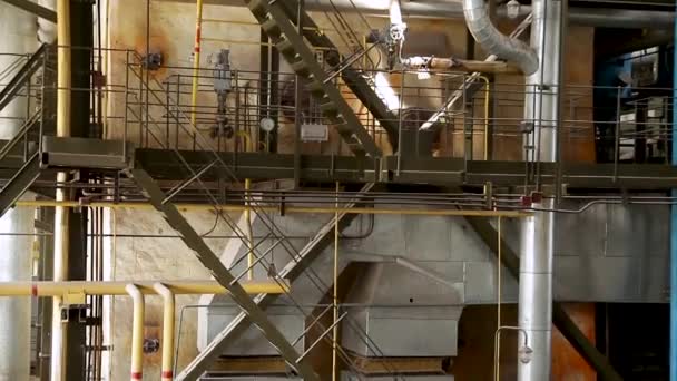 Construction du bâtiment intérieur de l'usine. Bâtiment industriel moderne. Équipement et tuyauterie se trouvant à l'intérieur de la centrale thermique industrielle. Contexte industriel . — Video